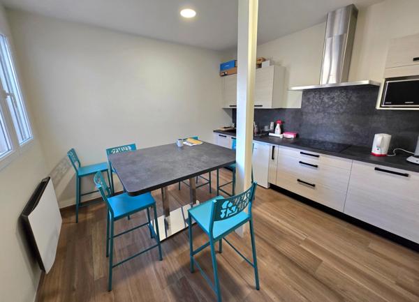 TRES BEAU BATIMENT COMMERCIAL/INDUSTRIEL ETAT NEUF IDEALEMENT SITUE SUR AXE PRINCIPAL EN PERIPHERIE DE VILLE