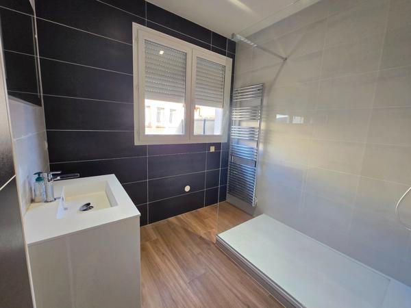 TRES BEAU BATIMENT COMMERCIAL/INDUSTRIEL ETAT NEUF IDEALEMENT SITUE SUR AXE PRINCIPAL EN PERIPHERIE DE VILLE