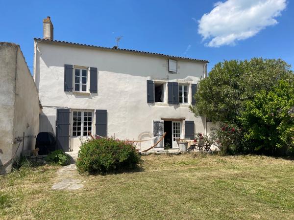 PROPRIETE/MAISON EN PIERRE A DEUX PAS DU CETRE VILLE DE LA ROCHELLE ET DE L 'ILE DE RE BEAU CORP DE FERME