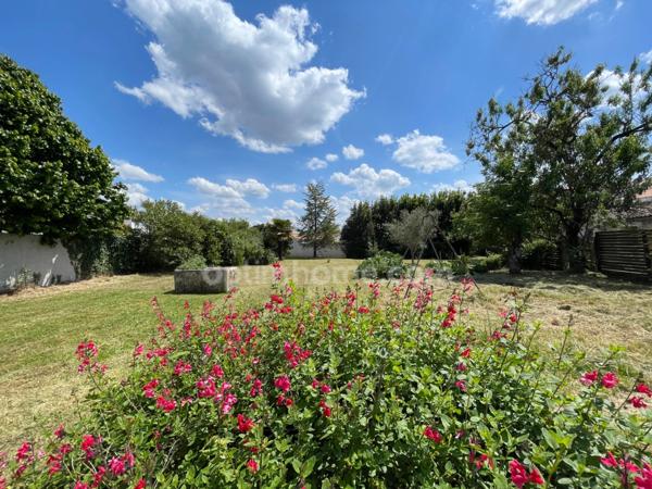 PROPRIETE/MAISON EN PIERRE A DEUX PAS DU CETRE VILLE DE LA ROCHELLE ET DE L 'ILE DE RE BEAU CORP DE FERME