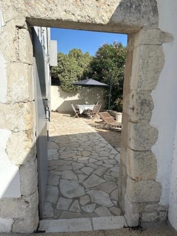 PROPRIETE/MAISON EN PIERRE A DEUX PAS DU CETRE VILLE DE LA ROCHELLE ET DE L 'ILE DE RE BEAU CORP DE FERME