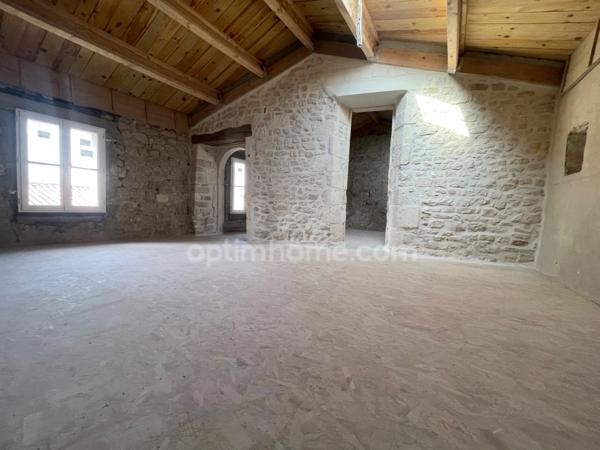 PROPRIETE/MAISON EN PIERRE A DEUX PAS DU CETRE VILLE DE LA ROCHELLE ET DE L 'ILE DE RE BEAU CORP DE FERME