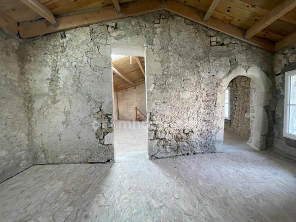 PROPRIETE/MAISON EN PIERRE A DEUX PAS DU CETRE VILLE DE LA ROCHELLE ET DE L 'ILE DE RE BEAU CORP DE FERME