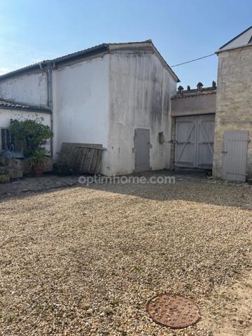 PROPRIETE/MAISON EN PIERRE A DEUX PAS DU CETRE VILLE DE LA ROCHELLE ET DE L 'ILE DE RE BEAU CORP DE FERME