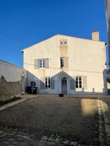 PROPRIETE/MAISON EN PIERRE A DEUX PAS DU CETRE VILLE DE LA ROCHELLE ET DE L 'ILE DE RE BEAU CORP DE FERME