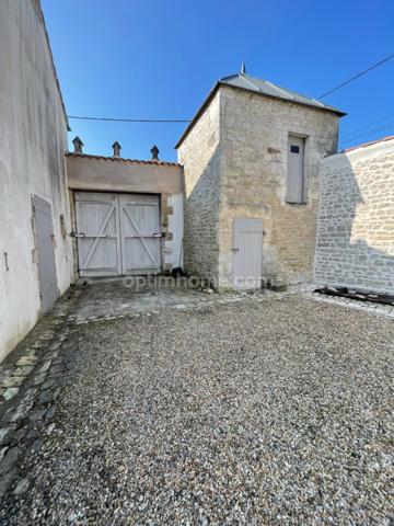PROPRIETE/MAISON EN PIERRE A DEUX PAS DU CETRE VILLE DE LA ROCHELLE ET DE L 'ILE DE RE BEAU CORP DE FERME