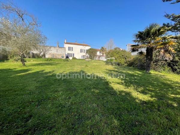 PROPRIETE/MAISON EN PIERRE A DEUX PAS DU CETRE VILLE DE LA ROCHELLE ET DE L 'ILE DE RE BEAU CORP DE FERME