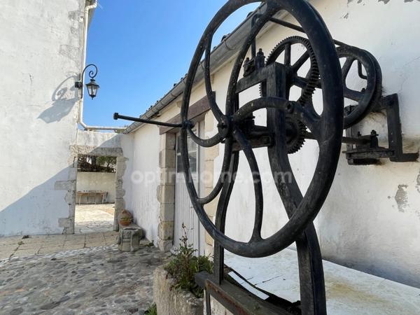 PROPRIETE/MAISON EN PIERRE A DEUX PAS DU CETRE VILLE DE LA ROCHELLE ET DE L 'ILE DE RE BEAU CORP DE FERME