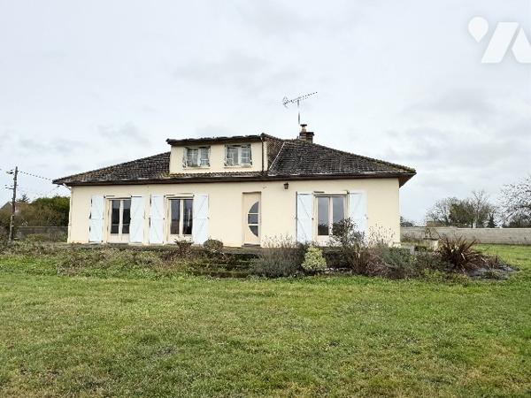 Pavillon avec séjour 55 m², 6 chambres, sous-sol, dépendances, terrain 3144 m², proche commerces.