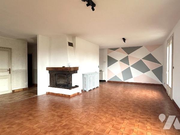 Pavillon avec séjour 55 m², 6 chambres, sous-sol, dépendances, terrain 3144 m², proche commerces.