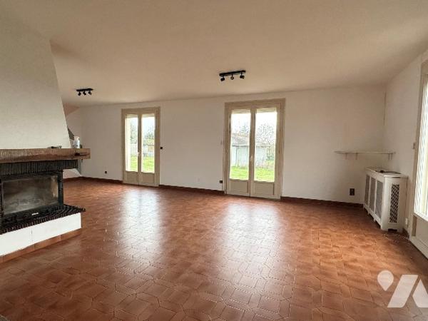 Pavillon avec séjour 55 m², 6 chambres, sous-sol, dépendances, terrain 3144 m², proche commerces.