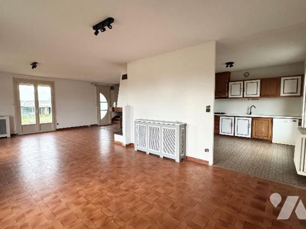 Pavillon avec séjour 55 m², 6 chambres, sous-sol, dépendances, terrain 3144 m², proche commerces.