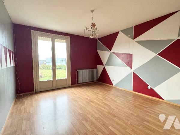 Pavillon avec séjour 55 m², 6 chambres, sous-sol, dépendances, terrain 3144 m², proche commerces.