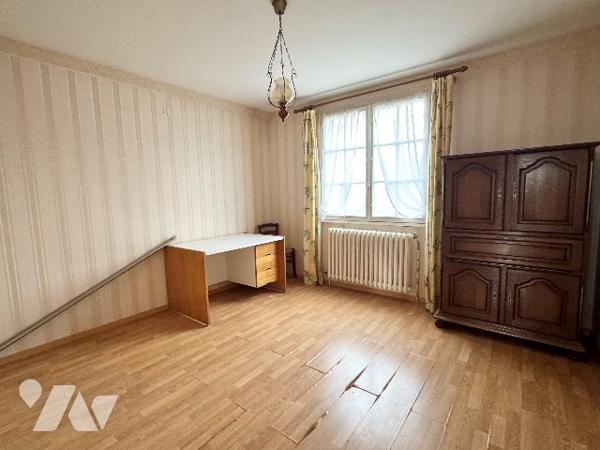 Pavillon avec séjour 55 m², 6 chambres, sous-sol, dépendances, terrain 3144 m², proche commerces.