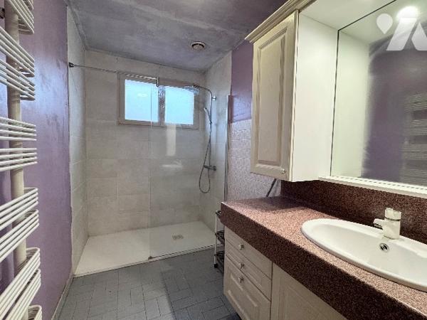 Pavillon avec séjour 55 m², 6 chambres, sous-sol, dépendances, terrain 3144 m², proche commerces.