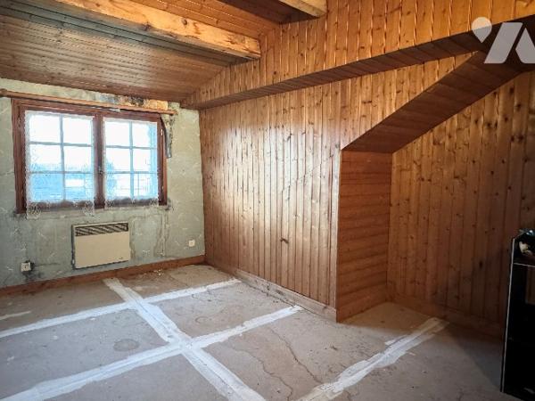 Pavillon avec séjour 55 m², 6 chambres, sous-sol, dépendances, terrain 3144 m², proche commerces.