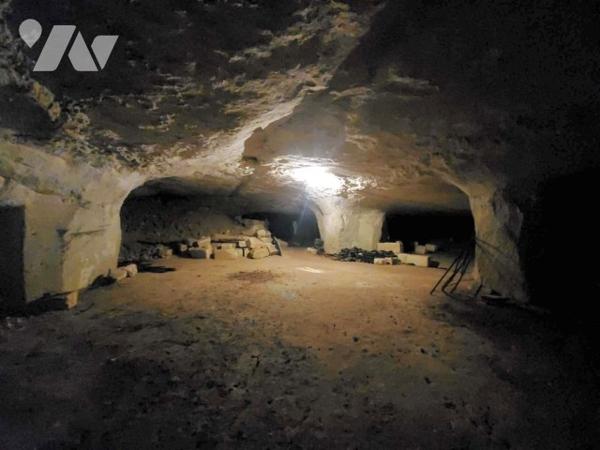 Pavillon avec séjour 55 m², 6 chambres, sous-sol, dépendances, terrain 3144 m², proche commerces.