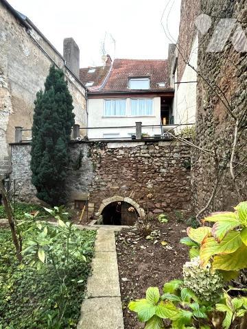 A VENDRE à AVALLON (89200), au c?ur du centre ville :
Un immeuble comprenant deux logements d'...