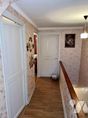 A VENDRE à AVALLON (89200), au c?ur du centre ville :
Un immeuble comprenant deux logements d'...