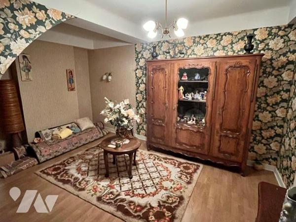 A VENDRE à AVALLON (89200), au c?ur du centre ville :
Un immeuble comprenant deux logements d'...