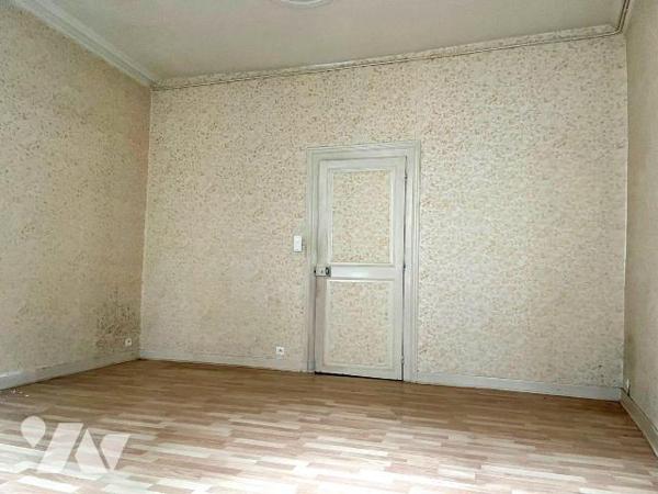 A VENDRE à AVALLON (89200), au c?ur du centre ville :
Un immeuble comprenant deux logements d'...