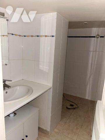 A VENDRE à AVALLON (89200), au c?ur du centre ville :
Un immeuble comprenant deux logements d'...