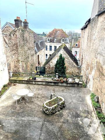 A VENDRE à AVALLON (89200), au c?ur du centre ville :
Un immeuble comprenant deux logements d'...