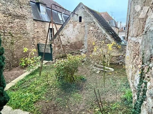 A VENDRE à AVALLON (89200), au c?ur du centre ville :
Un immeuble comprenant deux logements d'...