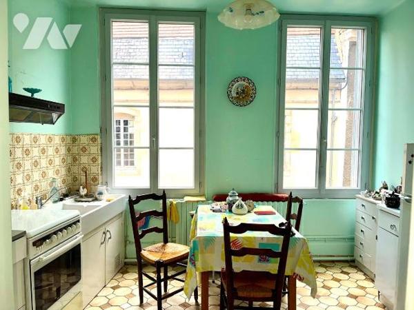 A VENDRE à AVALLON (89200), au c?ur du centre ville :
Un immeuble comprenant deux logements d'...