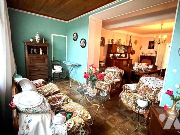 A VENDRE à AVALLON (89200), au c?ur du centre ville :
Un immeuble comprenant deux logements d'...