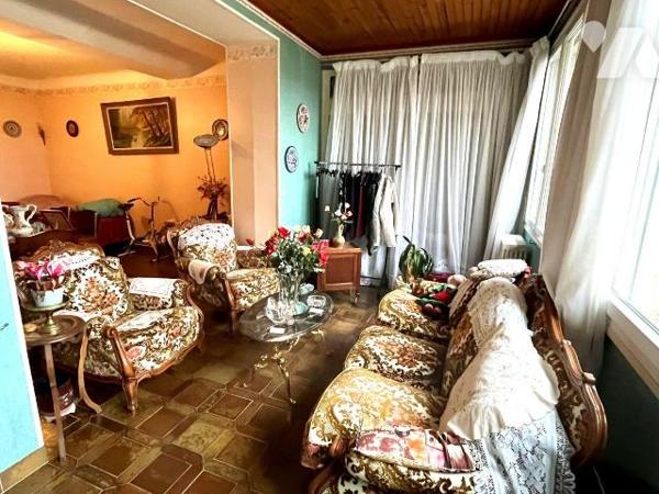 A VENDRE à AVALLON (89200), au c?ur du centre ville :
Un immeuble comprenant deux logements d'...