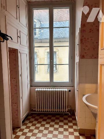 A VENDRE à AVALLON (89200), au c?ur du centre ville :
Un immeuble comprenant deux logements d'...