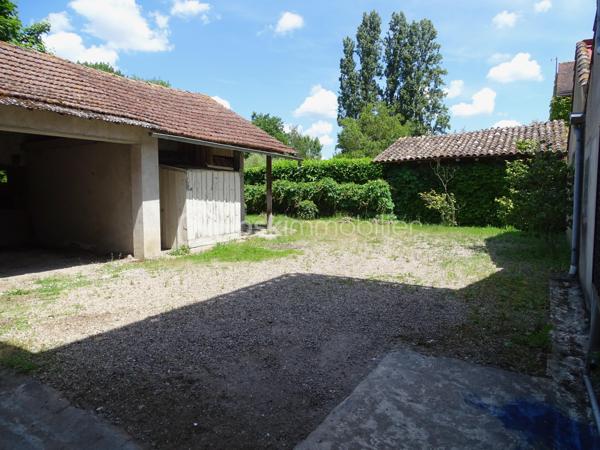 Venez découvrir cette spacieuse maison   de 400 m² répartie sur trois niveaux, située dans un bourg paisible à seulement 9 minutes de Pineuilh et 24 minutes de Bergerac, tout en étant proche de toutes commodités.

Elle se compose de :

5 chambres et 1 bureau répartis sur deux niveaux
Un vaste grenier de 132 m² aménageable offrant de nombreuses possibilités d’aménagement
Plusieurs dépendances extérieures
Terrain clos et arboré, idéal pour votre tranquillité et sécurité
Une cave et un puits pour l’alimentation de la maison
De nombreux travaux sont à prévoir, mais cette maison offre un énorme potentiel pour qui saura en faire un lieu de vie exceptionnel.
IDEAL INVESTISSEUR, possibilité de créer des appartements !

Ne manquez pas cette opportunité unique de personnaliser votre futur chez-vous !