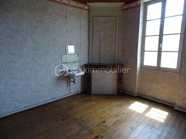 Venez découvrir cette spacieuse maison   de 400 m² répartie sur trois niveaux, située dans un bourg paisible à seulement 9 minutes de Pineuilh et 24 minutes de Bergerac, tout en étant proche de toutes commodités.

Elle se compose de :

5 chambres et 1 bureau répartis sur deux niveaux
Un vaste grenier de 132 m² aménageable offrant de nombreuses possibilités d’aménagement
Plusieurs dépendances extérieures
Terrain clos et arboré, idéal pour votre tranquillité et sécurité
Une cave et un puits pour l’alimentation de la maison
De nombreux travaux sont à prévoir, mais cette maison offre un énorme potentiel pour qui saura en faire un lieu de vie exceptionnel.
IDEAL INVESTISSEUR, possibilité de créer des appartements !

Ne manquez pas cette opportunité unique de personnaliser votre futur chez-vous !