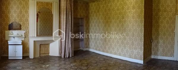 Venez découvrir cette spacieuse maison   de 400 m² répartie sur trois niveaux, située dans un bourg paisible à seulement 9 minutes de Pineuilh et 24 minutes de Bergerac, tout en étant proche de toutes commodités.

Elle se compose de :

5 chambres et 1 bureau répartis sur deux niveaux
Un vaste grenier de 132 m² aménageable offrant de nombreuses possibilités d’aménagement
Plusieurs dépendances extérieures
Terrain clos et arboré, idéal pour votre tranquillité et sécurité
Une cave et un puits pour l’alimentation de la maison
De nombreux travaux sont à prévoir, mais cette maison offre un énorme potentiel pour qui saura en faire un lieu de vie exceptionnel.
IDEAL INVESTISSEUR, possibilité de créer des appartements !

Ne manquez pas cette opportunité unique de personnaliser votre futur chez-vous !