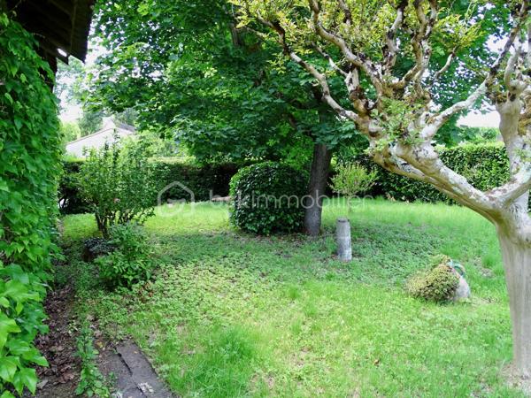 Venez découvrir cette spacieuse maison   de 400 m² répartie sur trois niveaux, située dans un bourg paisible à seulement 9 minutes de Pineuilh et 24 minutes de Bergerac, tout en étant proche de toutes commodités.

Elle se compose de :

5 chambres et 1 bureau répartis sur deux niveaux
Un vaste grenier de 132 m² aménageable offrant de nombreuses possibilités d’aménagement
Plusieurs dépendances extérieures
Terrain clos et arboré, idéal pour votre tranquillité et sécurité
Une cave et un puits pour l’alimentation de la maison
De nombreux travaux sont à prévoir, mais cette maison offre un énorme potentiel pour qui saura en faire un lieu de vie exceptionnel.
IDEAL INVESTISSEUR, possibilité de créer des appartements !

Ne manquez pas cette opportunité unique de personnaliser votre futur chez-vous !