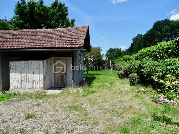 Venez découvrir cette spacieuse maison   de 400 m² répartie sur trois niveaux, située dans un bourg paisible à seulement 9 minutes de Pineuilh et 24 minutes de Bergerac, tout en étant proche de toutes commodités.

Elle se compose de :

5 chambres et 1 bureau répartis sur deux niveaux
Un vaste grenier de 132 m² aménageable offrant de nombreuses possibilités d’aménagement
Plusieurs dépendances extérieures
Terrain clos et arboré, idéal pour votre tranquillité et sécurité
Une cave et un puits pour l’alimentation de la maison
De nombreux travaux sont à prévoir, mais cette maison offre un énorme potentiel pour qui saura en faire un lieu de vie exceptionnel.
IDEAL INVESTISSEUR, possibilité de créer des appartements !

Ne manquez pas cette opportunité unique de personnaliser votre futur chez-vous !