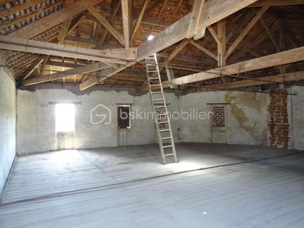 Venez découvrir cette spacieuse maison   de 400 m² répartie sur trois niveaux, située dans un bourg paisible à seulement 9 minutes de Pineuilh et 24 minutes de Bergerac, tout en étant proche de toutes commodités.

Elle se compose de :

5 chambres et 1 bureau répartis sur deux niveaux
Un vaste grenier de 132 m² aménageable offrant de nombreuses possibilités d’aménagement
Plusieurs dépendances extérieures
Terrain clos et arboré, idéal pour votre tranquillité et sécurité
Une cave et un puits pour l’alimentation de la maison
De nombreux travaux sont à prévoir, mais cette maison offre un énorme potentiel pour qui saura en faire un lieu de vie exceptionnel.
IDEAL INVESTISSEUR, possibilité de créer des appartements !

Ne manquez pas cette opportunité unique de personnaliser votre futur chez-vous !