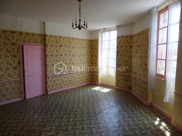 Venez découvrir cette spacieuse maison   de 400 m² répartie sur trois niveaux, située dans un bourg paisible à seulement 9 minutes de Pineuilh et 24 minutes de Bergerac, tout en étant proche de toutes commodités.

Elle se compose de :

5 chambres et 1 bureau répartis sur deux niveaux
Un vaste grenier de 132 m² aménageable offrant de nombreuses possibilités d’aménagement
Plusieurs dépendances extérieures
Terrain clos et arboré, idéal pour votre tranquillité et sécurité
Une cave et un puits pour l’alimentation de la maison
De nombreux travaux sont à prévoir, mais cette maison offre un énorme potentiel pour qui saura en faire un lieu de vie exceptionnel.
IDEAL INVESTISSEUR, possibilité de créer des appartements !

Ne manquez pas cette opportunité unique de personnaliser votre futur chez-vous !