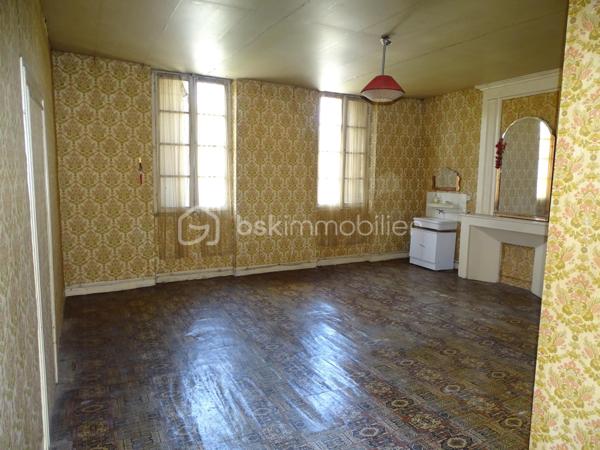 Venez découvrir cette spacieuse maison   de 400 m² répartie sur trois niveaux, située dans un bourg paisible à seulement 9 minutes de Pineuilh et 24 minutes de Bergerac, tout en étant proche de toutes commodités.

Elle se compose de :

5 chambres et 1 bureau répartis sur deux niveaux
Un vaste grenier de 132 m² aménageable offrant de nombreuses possibilités d’aménagement
Plusieurs dépendances extérieures
Terrain clos et arboré, idéal pour votre tranquillité et sécurité
Une cave et un puits pour l’alimentation de la maison
De nombreux travaux sont à prévoir, mais cette maison offre un énorme potentiel pour qui saura en faire un lieu de vie exceptionnel.
IDEAL INVESTISSEUR, possibilité de créer des appartements !

Ne manquez pas cette opportunité unique de personnaliser votre futur chez-vous !