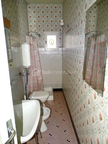 Venez découvrir cette spacieuse maison   de 400 m² répartie sur trois niveaux, située dans un bourg paisible à seulement 9 minutes de Pineuilh et 24 minutes de Bergerac, tout en étant proche de toutes commodités.

Elle se compose de :

5 chambres et 1 bureau répartis sur deux niveaux
Un vaste grenier de 132 m² aménageable offrant de nombreuses possibilités d’aménagement
Plusieurs dépendances extérieures
Terrain clos et arboré, idéal pour votre tranquillité et sécurité
Une cave et un puits pour l’alimentation de la maison
De nombreux travaux sont à prévoir, mais cette maison offre un énorme potentiel pour qui saura en faire un lieu de vie exceptionnel.
IDEAL INVESTISSEUR, possibilité de créer des appartements !

Ne manquez pas cette opportunité unique de personnaliser votre futur chez-vous !