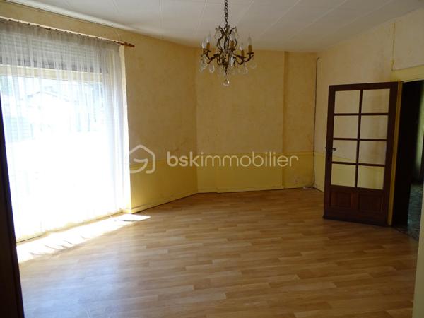 Venez découvrir cette spacieuse maison   de 400 m² répartie sur trois niveaux, située dans un bourg paisible à seulement 9 minutes de Pineuilh et 24 minutes de Bergerac, tout en étant proche de toutes commodités.

Elle se compose de :

5 chambres et 1 bureau répartis sur deux niveaux
Un vaste grenier de 132 m² aménageable offrant de nombreuses possibilités d’aménagement
Plusieurs dépendances extérieures
Terrain clos et arboré, idéal pour votre tranquillité et sécurité
Une cave et un puits pour l’alimentation de la maison
De nombreux travaux sont à prévoir, mais cette maison offre un énorme potentiel pour qui saura en faire un lieu de vie exceptionnel.
IDEAL INVESTISSEUR, possibilité de créer des appartements !

Ne manquez pas cette opportunité unique de personnaliser votre futur chez-vous !