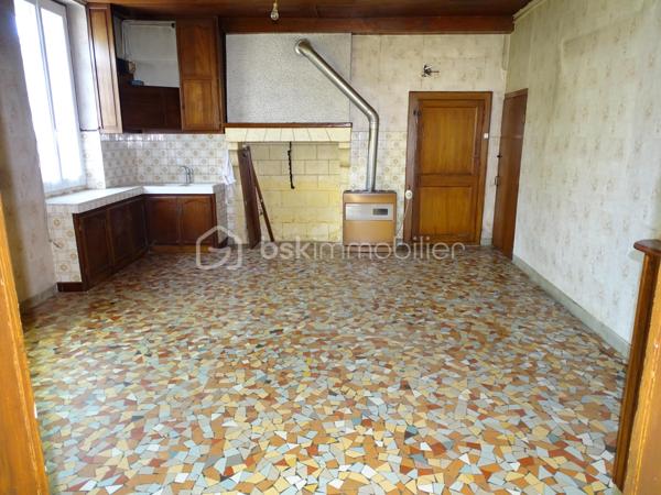Venez découvrir cette spacieuse maison   de 400 m² répartie sur trois niveaux, située dans un bourg paisible à seulement 9 minutes de Pineuilh et 24 minutes de Bergerac, tout en étant proche de toutes commodités.

Elle se compose de :

5 chambres et 1 bureau répartis sur deux niveaux
Un vaste grenier de 132 m² aménageable offrant de nombreuses possibilités d’aménagement
Plusieurs dépendances extérieures
Terrain clos et arboré, idéal pour votre tranquillité et sécurité
Une cave et un puits pour l’alimentation de la maison
De nombreux travaux sont à prévoir, mais cette maison offre un énorme potentiel pour qui saura en faire un lieu de vie exceptionnel.
IDEAL INVESTISSEUR, possibilité de créer des appartements !

Ne manquez pas cette opportunité unique de personnaliser votre futur chez-vous !