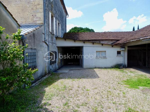 Venez découvrir cette spacieuse maison   de 400 m² répartie sur trois niveaux, située dans un bourg paisible à seulement 9 minutes de Pineuilh et 24 minutes de Bergerac, tout en étant proche de toutes commodités.

Elle se compose de :

5 chambres et 1 bureau répartis sur deux niveaux
Un vaste grenier de 132 m² aménageable offrant de nombreuses possibilités d’aménagement
Plusieurs dépendances extérieures
Terrain clos et arboré, idéal pour votre tranquillité et sécurité
Une cave et un puits pour l’alimentation de la maison
De nombreux travaux sont à prévoir, mais cette maison offre un énorme potentiel pour qui saura en faire un lieu de vie exceptionnel.
IDEAL INVESTISSEUR, possibilité de créer des appartements !

Ne manquez pas cette opportunité unique de personnaliser votre futur chez-vous !