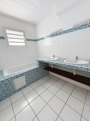 BEL APPARTEMENT AVEC VUE MER