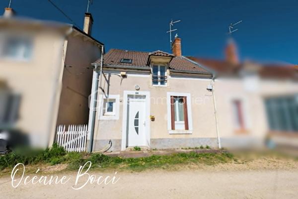 Maison de ville mitoyenne d'un côté dans une impasse calme - 3 chambres - Terrain entièrement clos d'environ 200 m².

Le bien se compose de façon suivante :
Au RDC : Entrée, cuisine meublée équipée et ouverte sur une lumineuse pièce de vie 17 m² avec un accès sur l'extérieur, 1 chambre qui possède sa salle de douche et son WC séparé, un second WC séparé ainsi qu'un coin buanderie complète ce niveau.

A l'étage : 1 pièce palière pouvant servir de bureau, 2 chambres ainsi qu'une SDD avec WC 

A l’extérieur : Jardin clos, dépendance et une cour pouvant accueillir plusieurs véhicules et/ou possibilité de construire un garage.


Venez découvrir ce bien et imaginez-vous déjà chez vous !