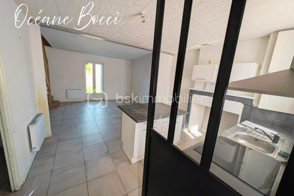 Maison de ville mitoyenne d'un côté dans une impasse calme - 3 chambres - Terrain entièrement clos d'environ 200 m².

Le bien se compose de façon suivante :
Au RDC : Entrée, cuisine meublée équipée et ouverte sur une lumineuse pièce de vie 17 m² avec un accès sur l'extérieur, 1 chambre qui possède sa salle de douche et son WC séparé, un second WC séparé ainsi qu'un coin buanderie complète ce niveau.

A l'étage : 1 pièce palière pouvant servir de bureau, 2 chambres ainsi qu'une SDD avec WC 

A l’extérieur : Jardin clos, dépendance et une cour pouvant accueillir plusieurs véhicules et/ou possibilité de construire un garage.


Venez découvrir ce bien et imaginez-vous déjà chez vous !