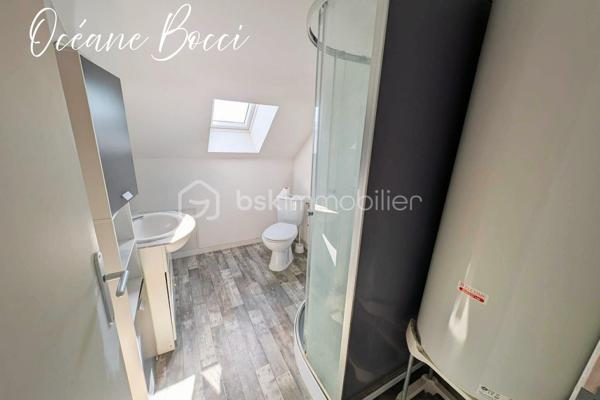 Maison de ville mitoyenne d'un côté dans une impasse calme - 3 chambres - Terrain entièrement clos d'environ 200 m².

Le bien se compose de façon suivante :
Au RDC : Entrée, cuisine meublée équipée et ouverte sur une lumineuse pièce de vie 17 m² avec un accès sur l'extérieur, 1 chambre qui possède sa salle de douche et son WC séparé, un second WC séparé ainsi qu'un coin buanderie complète ce niveau.

A l'étage : 1 pièce palière pouvant servir de bureau, 2 chambres ainsi qu'une SDD avec WC 

A l’extérieur : Jardin clos, dépendance et une cour pouvant accueillir plusieurs véhicules et/ou possibilité de construire un garage.


Venez découvrir ce bien et imaginez-vous déjà chez vous !