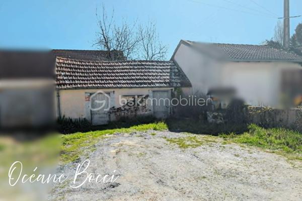 Maison de ville mitoyenne d'un côté dans une impasse calme - 3 chambres - Terrain entièrement clos d'environ 200 m².

Le bien se compose de façon suivante :
Au RDC : Entrée, cuisine meublée équipée et ouverte sur une lumineuse pièce de vie 17 m² avec un accès sur l'extérieur, 1 chambre qui possède sa salle de douche et son WC séparé, un second WC séparé ainsi qu'un coin buanderie complète ce niveau.

A l'étage : 1 pièce palière pouvant servir de bureau, 2 chambres ainsi qu'une SDD avec WC 

A l’extérieur : Jardin clos, dépendance et une cour pouvant accueillir plusieurs véhicules et/ou possibilité de construire un garage.


Venez découvrir ce bien et imaginez-vous déjà chez vous !