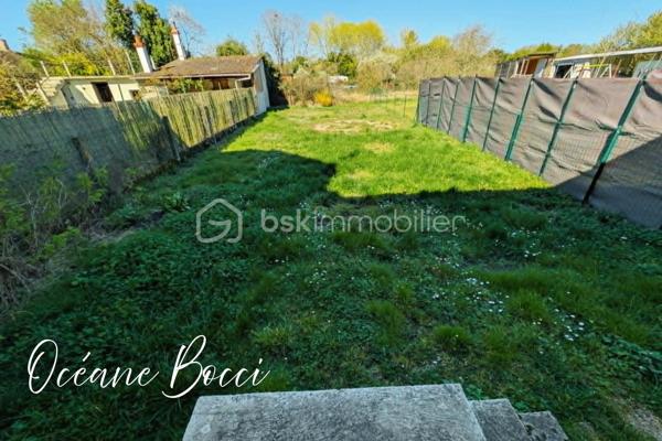Maison de ville mitoyenne d'un côté dans une impasse calme - 3 chambres - Terrain entièrement clos d'environ 200 m².

Le bien se compose de façon suivante :
Au RDC : Entrée, cuisine meublée équipée et ouverte sur une lumineuse pièce de vie 17 m² avec un accès sur l'extérieur, 1 chambre qui possède sa salle de douche et son WC séparé, un second WC séparé ainsi qu'un coin buanderie complète ce niveau.

A l'étage : 1 pièce palière pouvant servir de bureau, 2 chambres ainsi qu'une SDD avec WC 

A l’extérieur : Jardin clos, dépendance et une cour pouvant accueillir plusieurs véhicules et/ou possibilité de construire un garage.


Venez découvrir ce bien et imaginez-vous déjà chez vous !